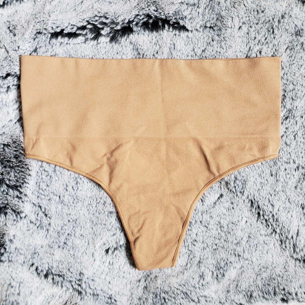 NWOT Spanx Undie-tectable Thong - S